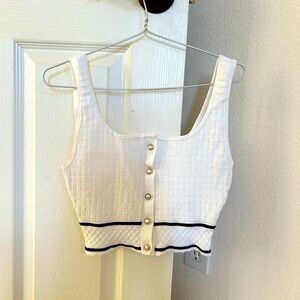 Very cute crop top, excellent used condition.